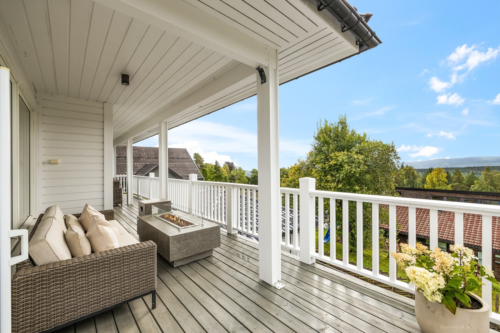 Verandaen har utvendige downlights i tak Galleribilde