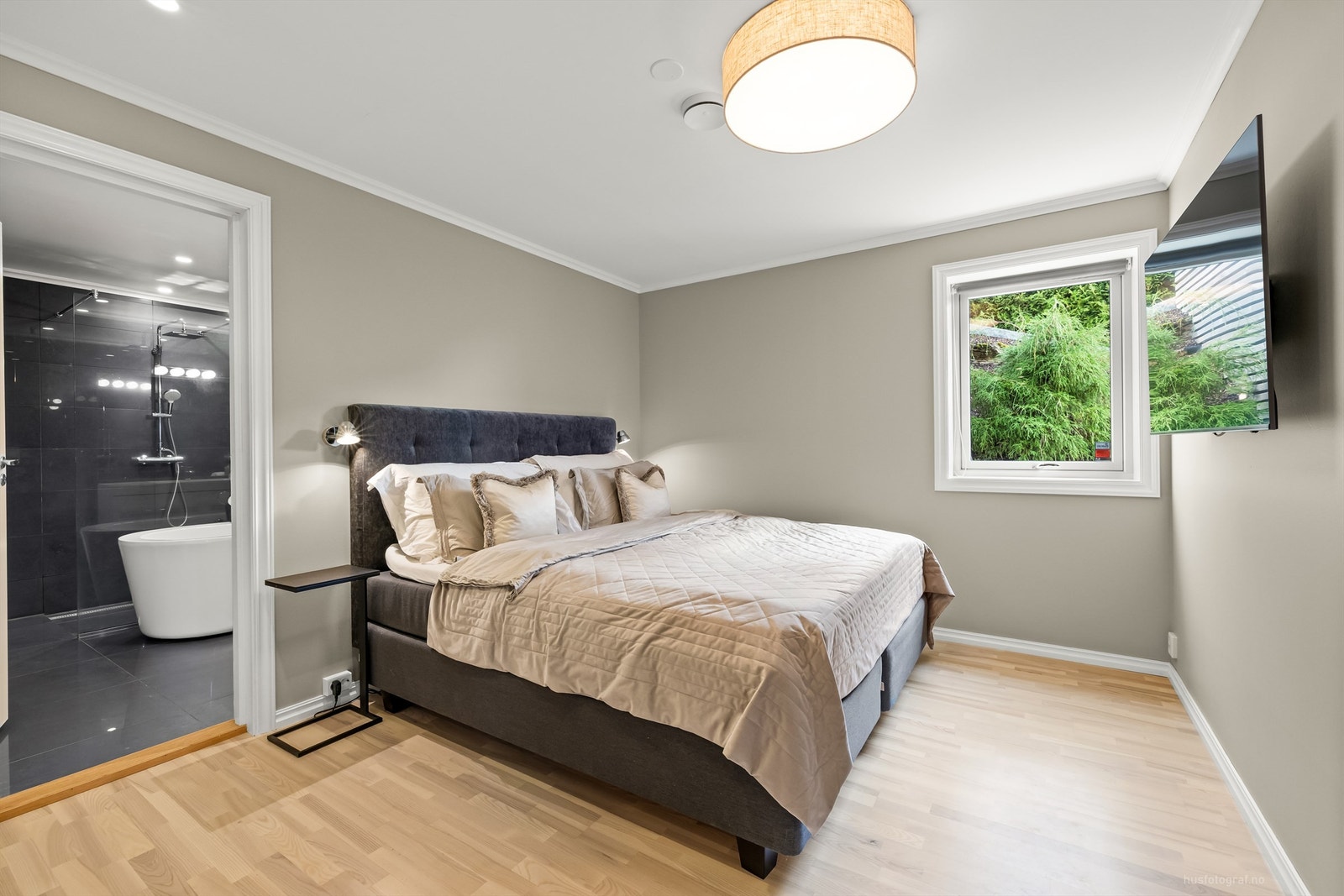 Soverom 1 (hovedsoverom) med parkett på gulv, malte vegger og malt himling Galleribilde