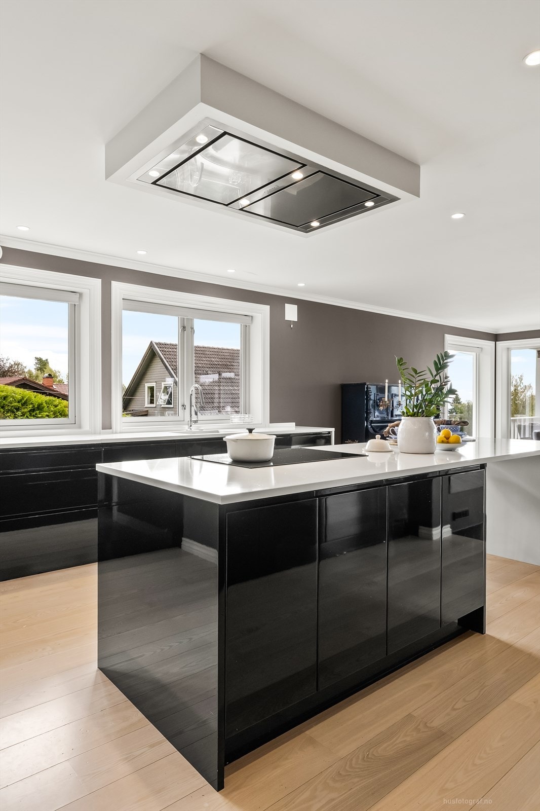 Romslig kjøkkenøy med praktisk barløsning i midten av kjøkkenet Galleribilde