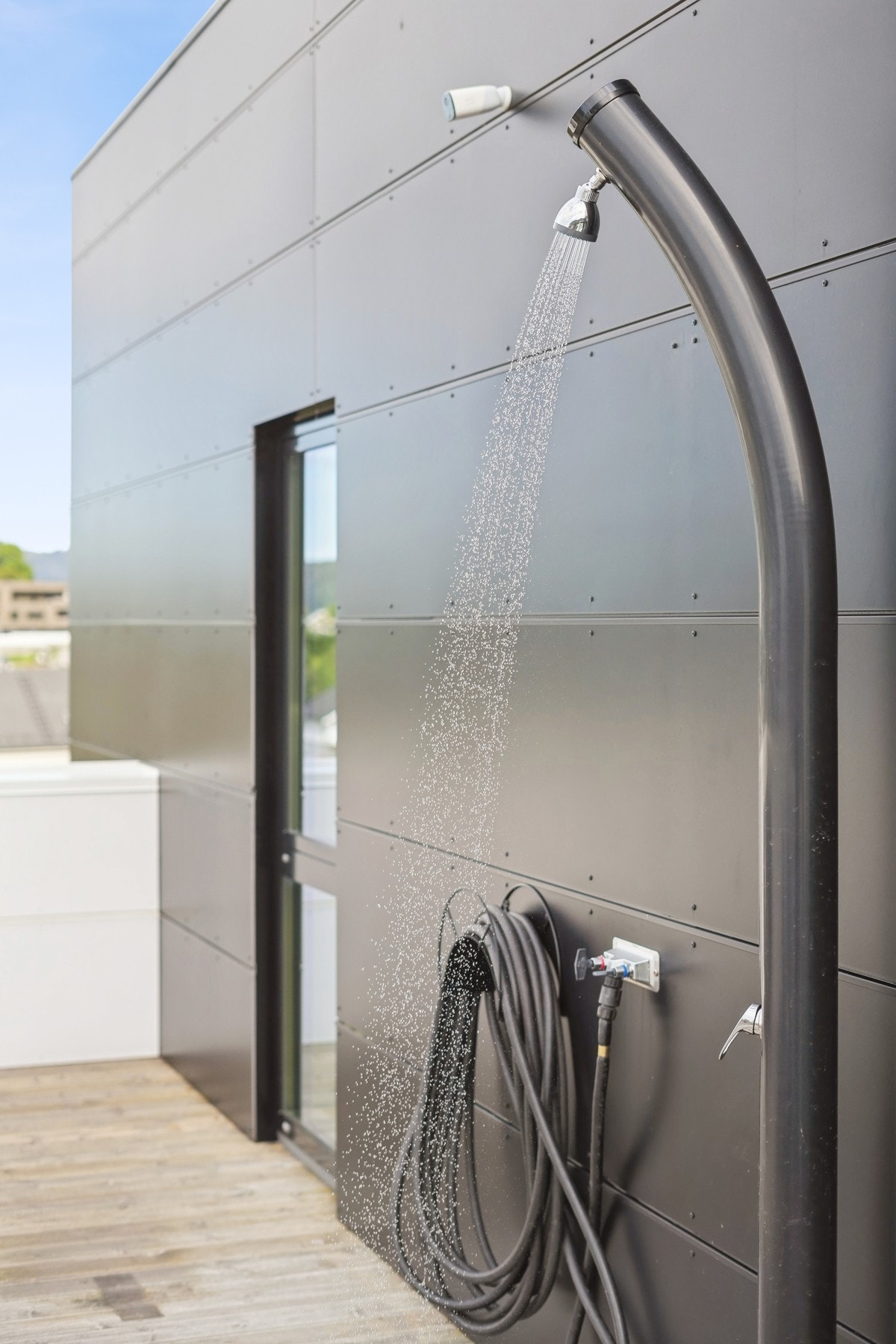 Det er montert en utedusj på terrassen. Galleribilde