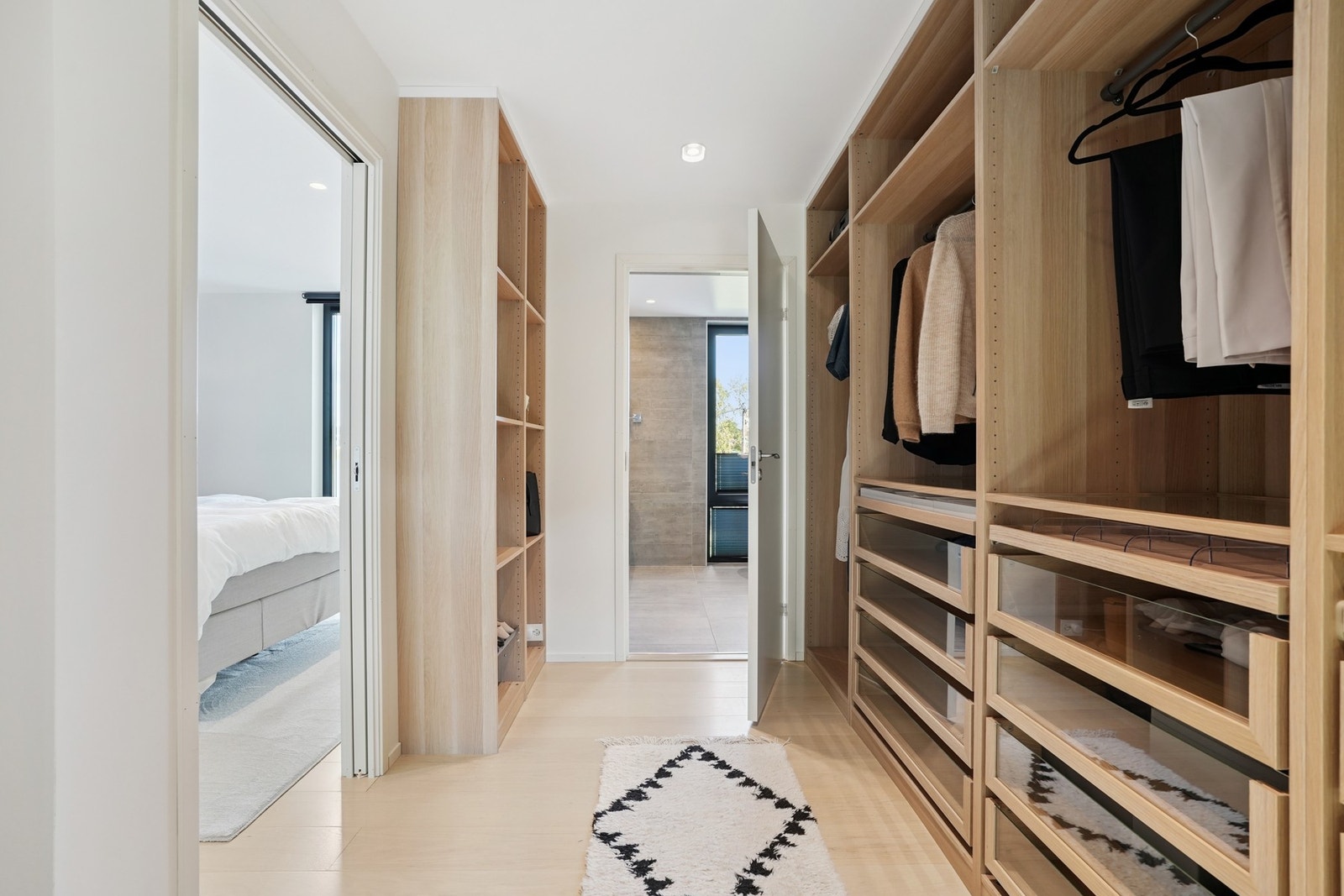 Garderoben er innredet med åpne hyller og skuffeløsninger for elegant og god organisering. Galleribilde