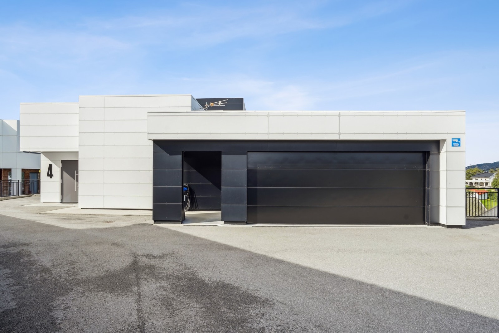 Boligen har integrert dobbel garasje med aluminiumsport. Galleribilde