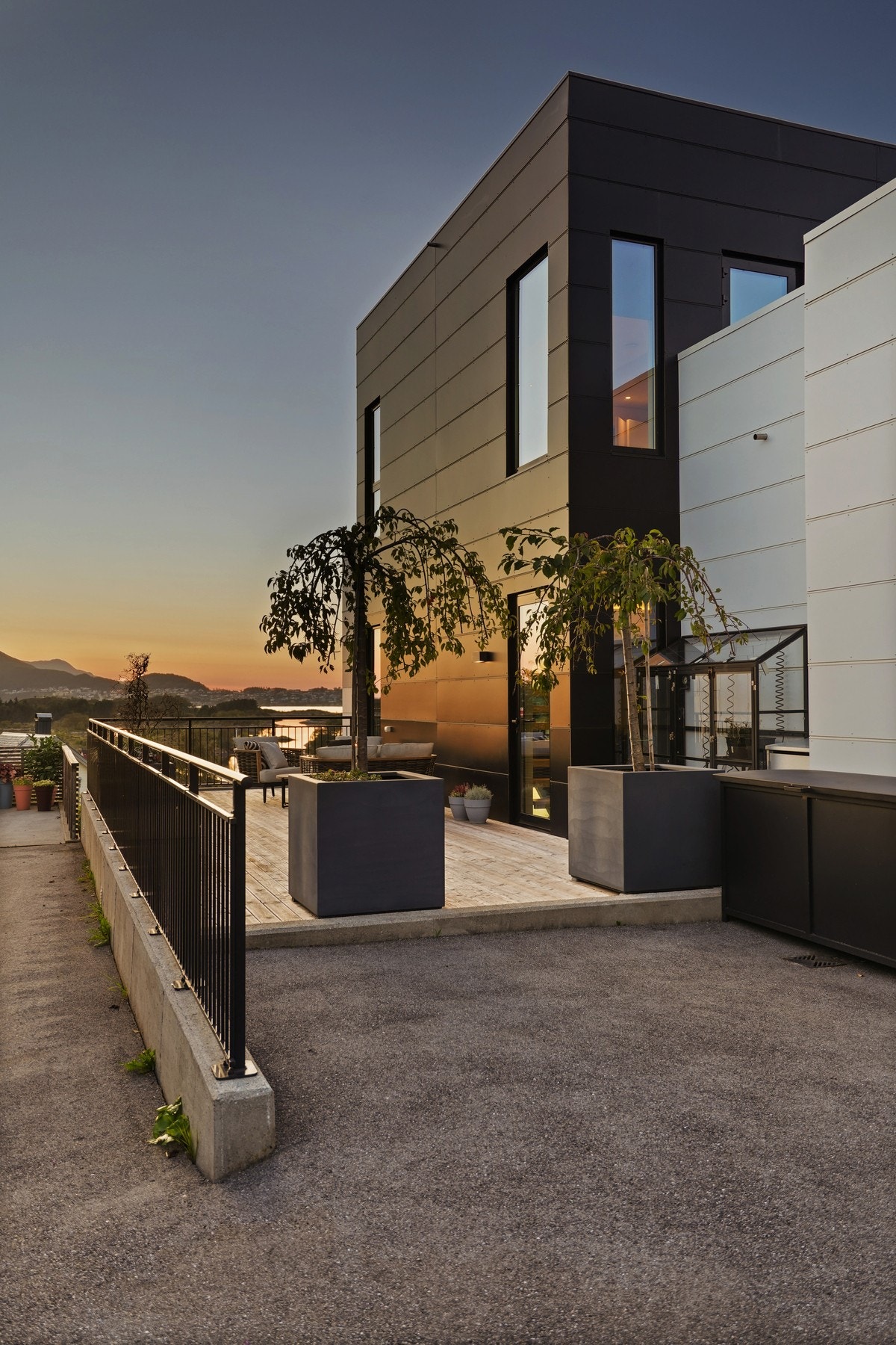 Denne terrassen mot sør og øst er lett tilgjengelig fra stue/kjøkken. Galleribilde