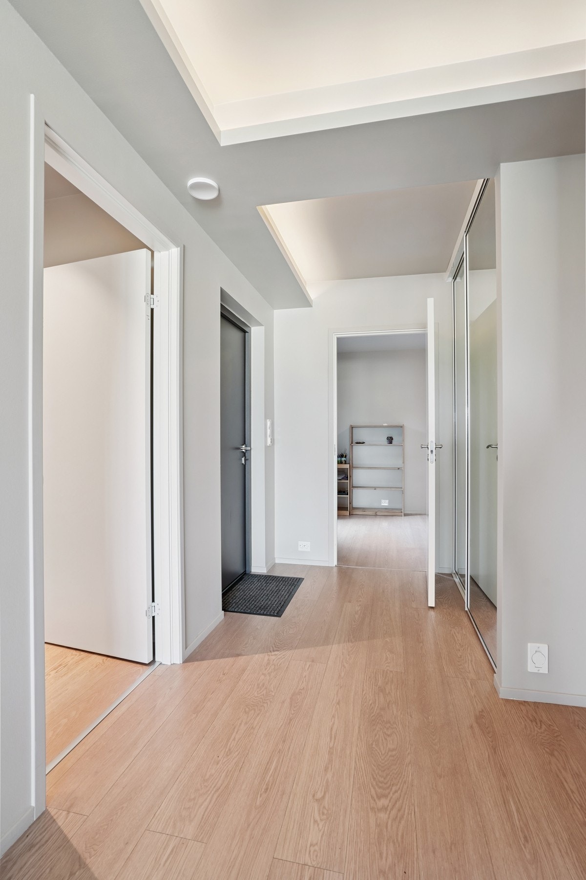 I gangen er det montert skyvedørsgarderobe for god oppbevaring. Galleribilde