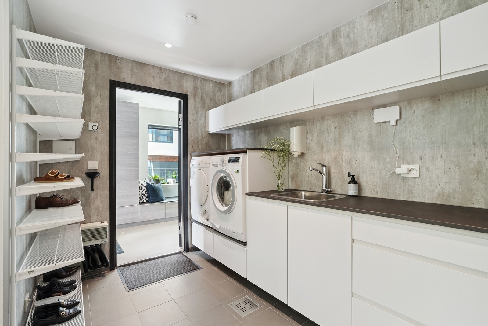 Vaskerommet ligger i umiddelbar nærhet til entréen. Fliset gulv og baderomsplater på veggene. Flott og praktisk innredning. Opplegg for vaskemaskin. Galleribilde