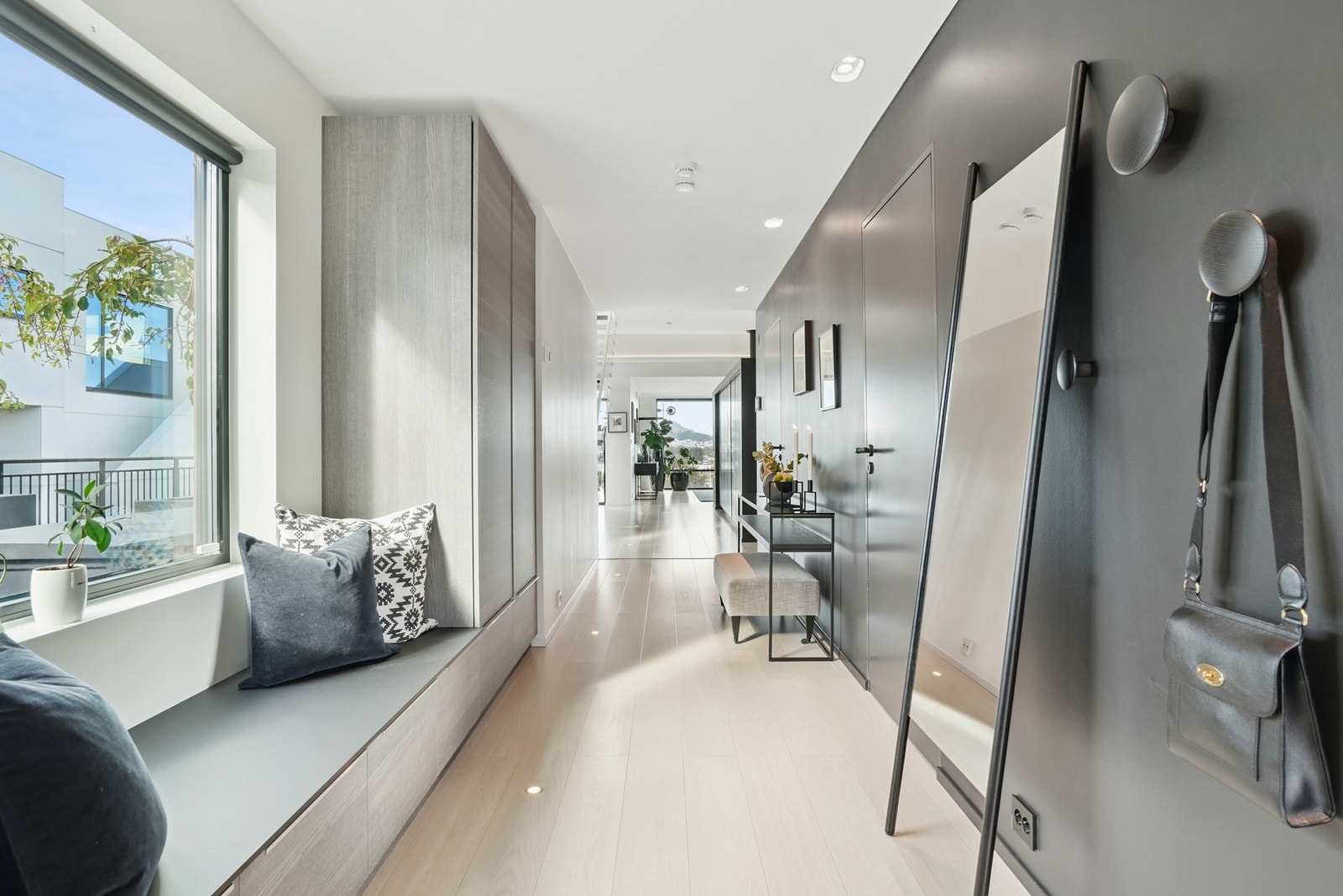 Smart og praktisk garderobeinnredning for god oppbevaring. Legg merke til designspotter i tak, og innfelte lys i gulv. Galleribilde