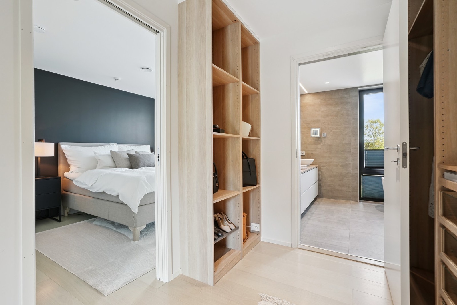 Direkte tilgang til et eget bad fra walk-in garderobe. Galleribilde