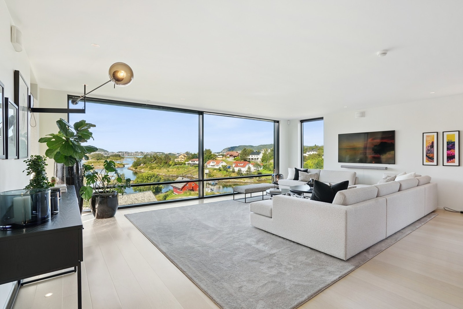 Innvendig oppleves boligen lys og romslig med lekker 1-stavs parkett, lysmalte tak- og veggflater. Listefrie overganger. Galleribilde