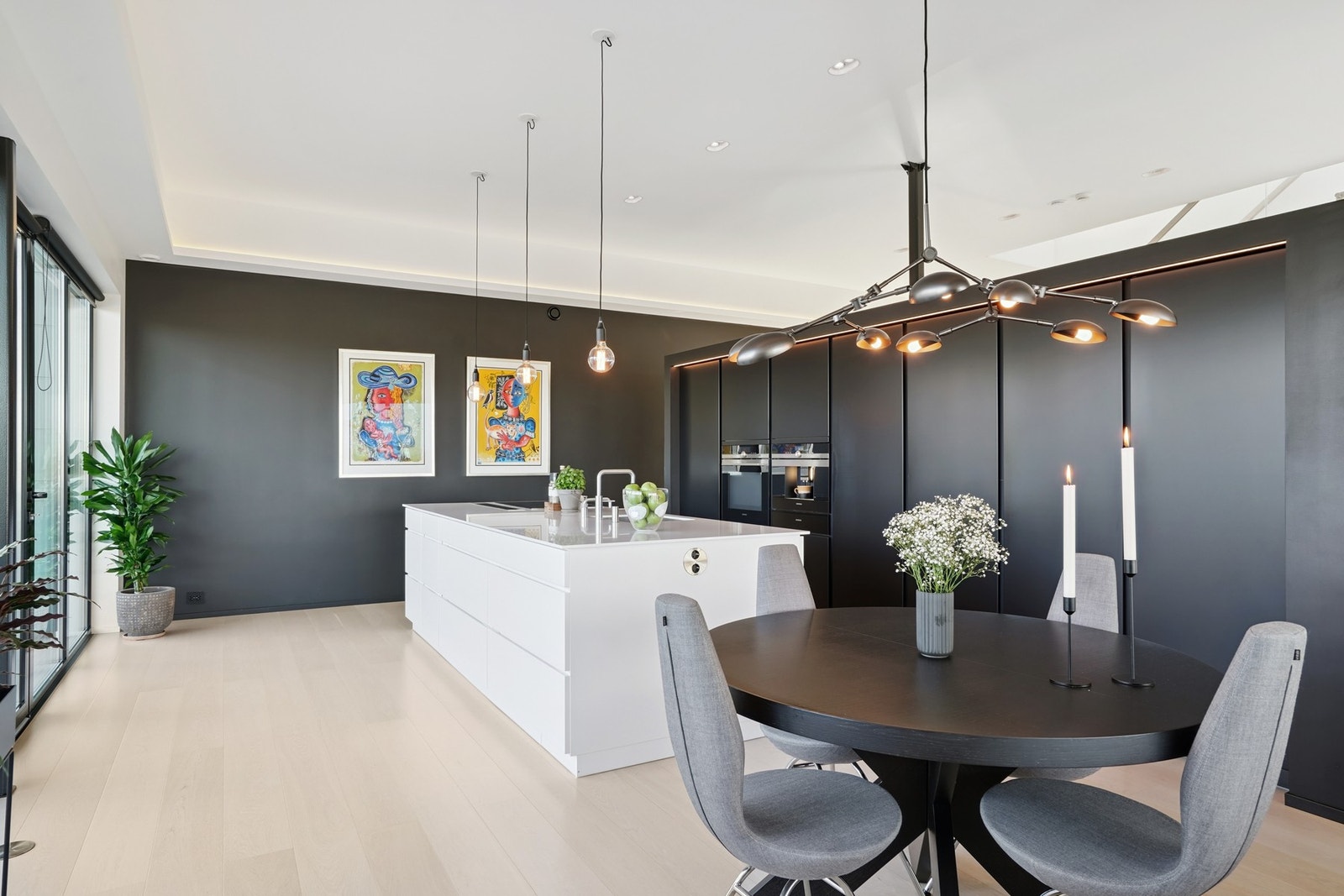 Ved kjøkkenet er det plass til en spisegruppe. Galleribilde