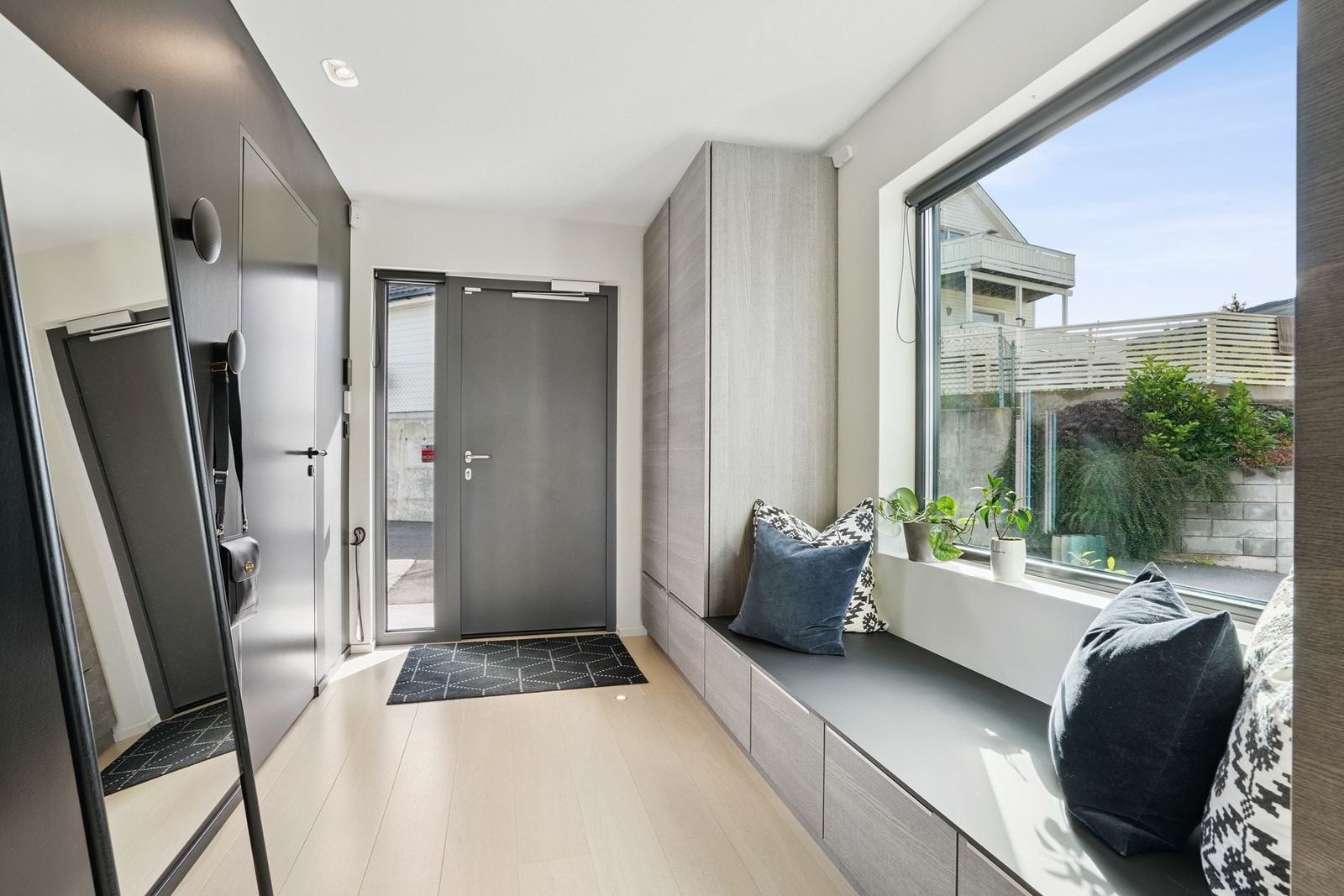 I entreen ønskes man velkommen med lysmalte tak og veggflater, downlights i himlingen og 1-stavs parkett på gulv. Smarte innredninger. Galleribilde