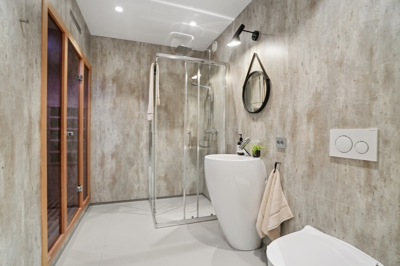 Badet har vinyl på gulv med gulvvarme og baderomsplater på vegger. Malte innvendige tak med innfelt spottbelysning. Galleribilde