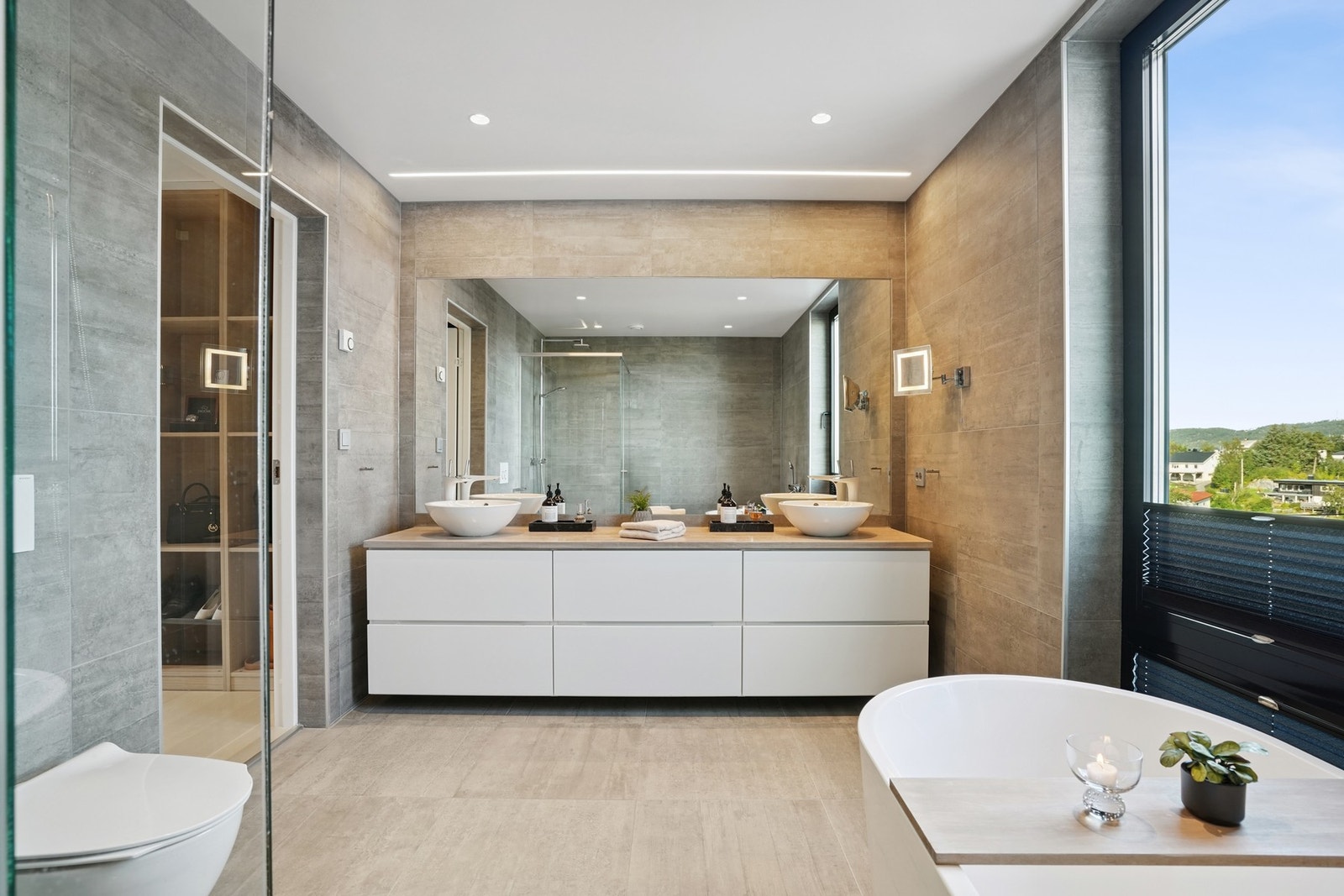 Badet har fliser på gulv og vegger. Det er malt innvendig tak med innfelt spotbelysning. Galleribilde