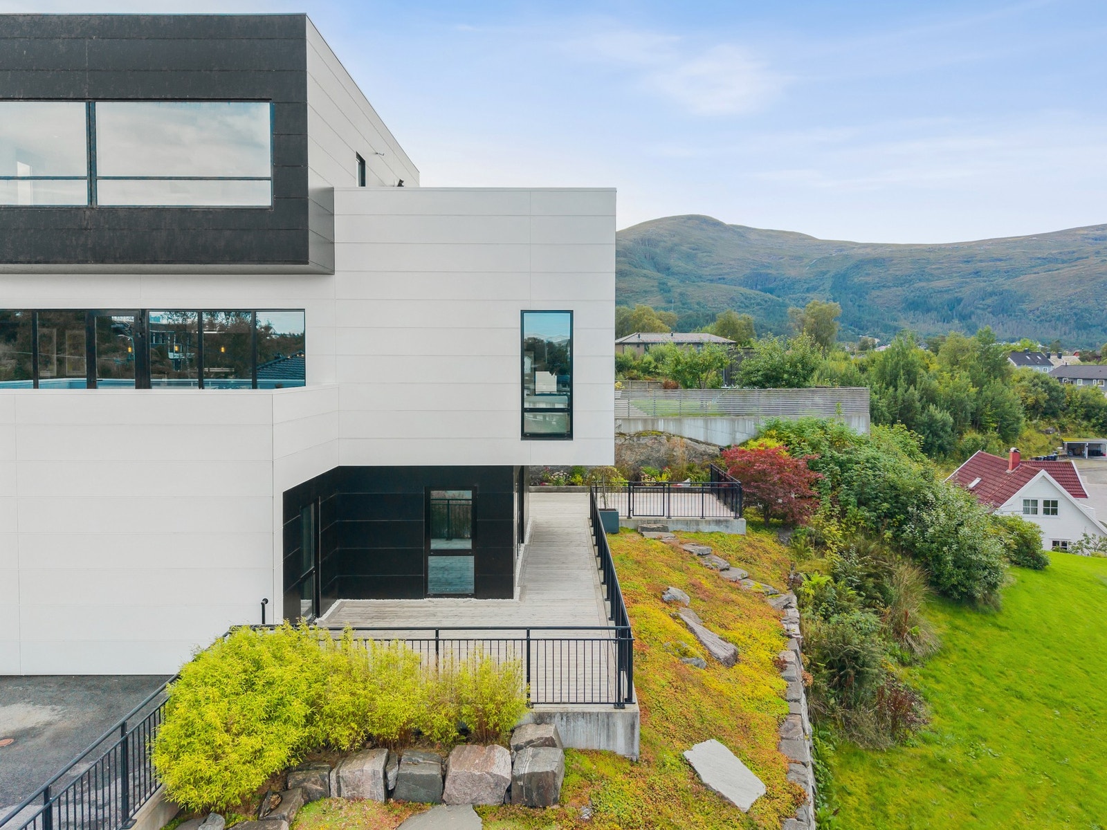 Solrik og svært pent opparbeidet vestvendt tomt på 1054 kvm. Galleribilde