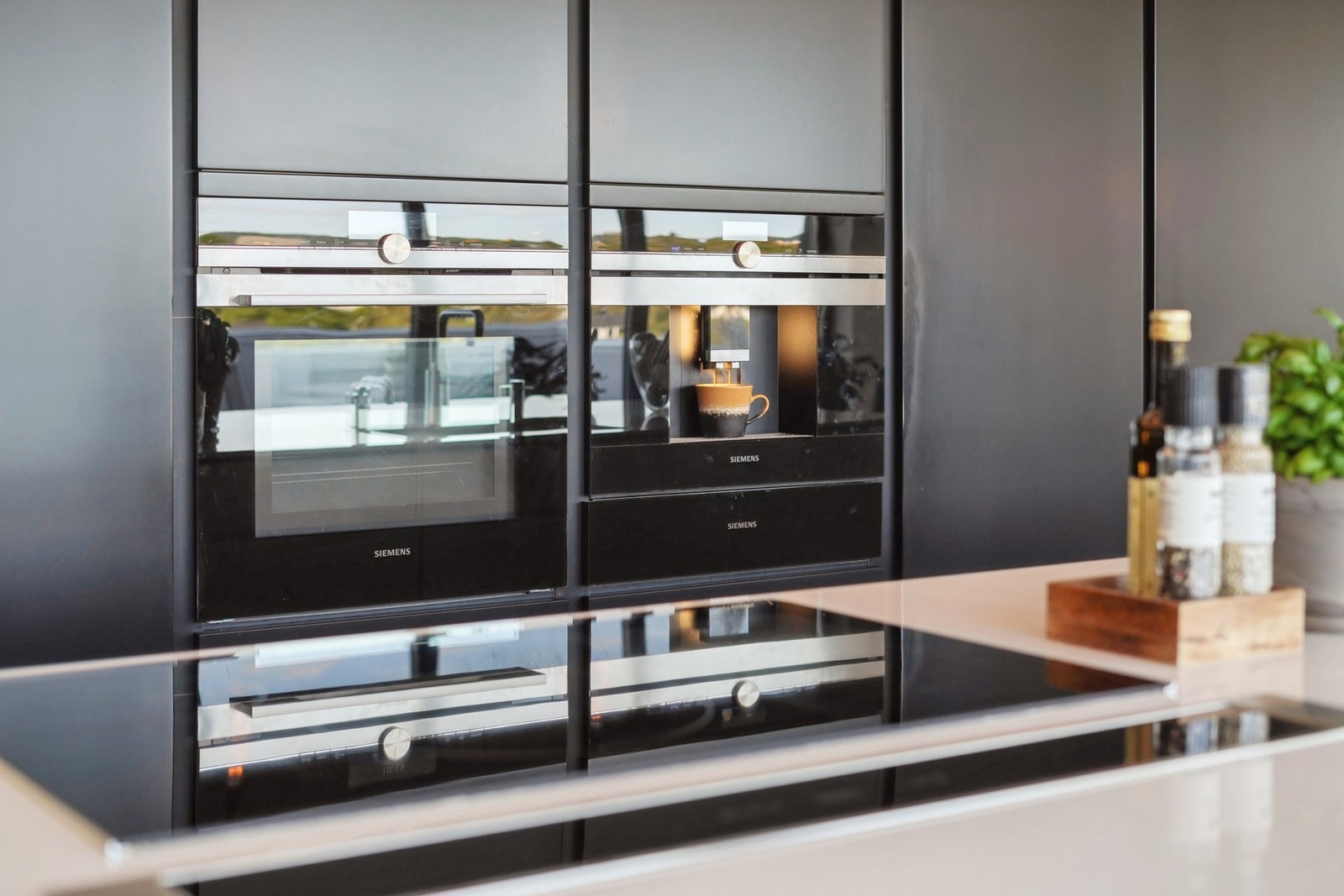 Av hvitevarer er kjøkkenet utstyrt med integrert kjøleskap, fryseskap, oppvaskmaskin, induksjonstopp, kaffemaskin og stekeovn. Galleribilde