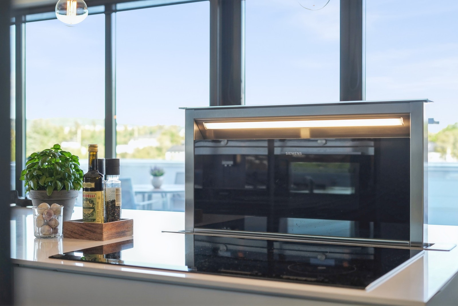 Simenes induksjonstopp med nedfelt kjøkkenventilator med avtrekk ut. Galleribilde