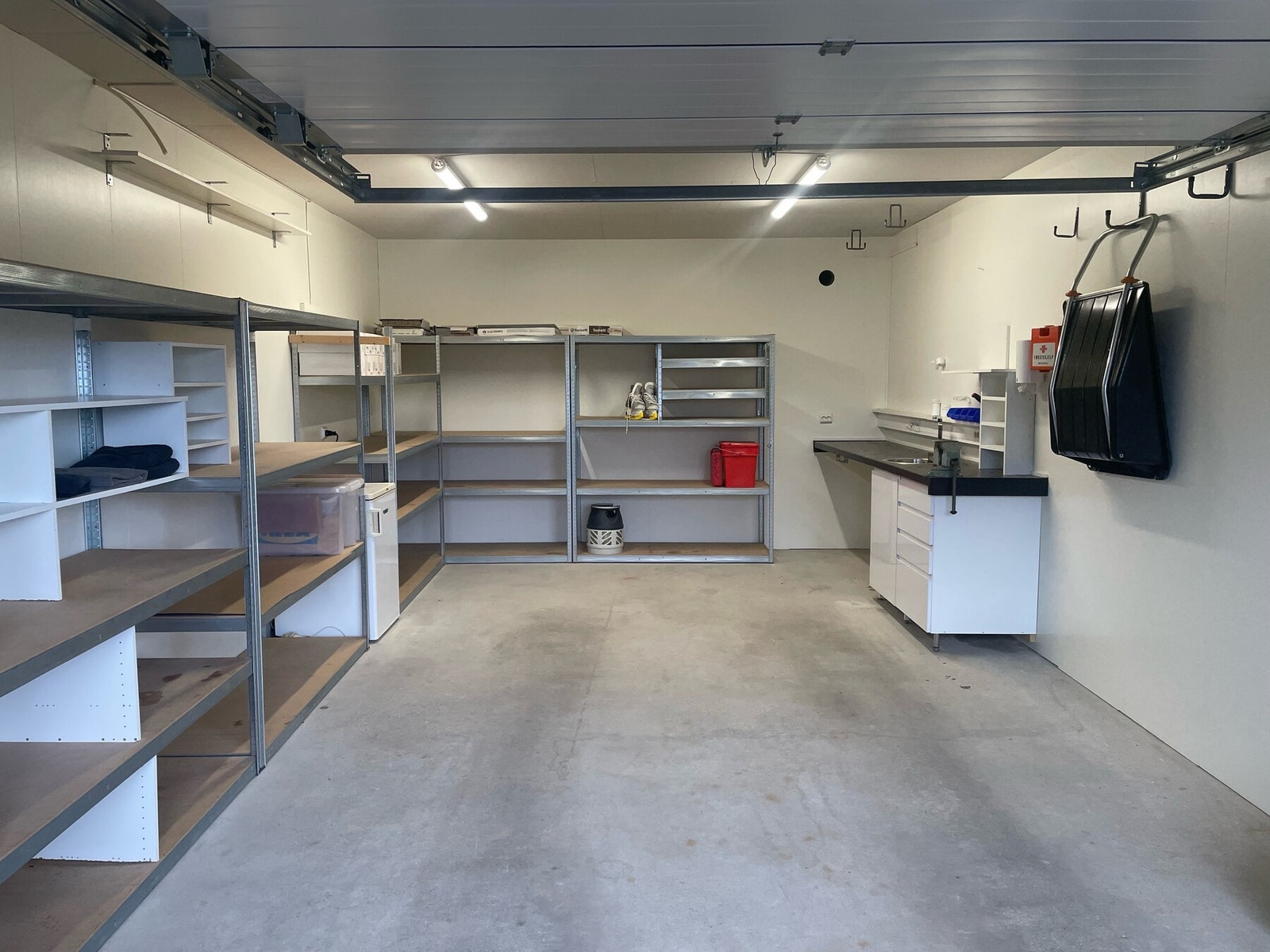 Godt med oppbevaringsplass i garasjen. Galleribilde