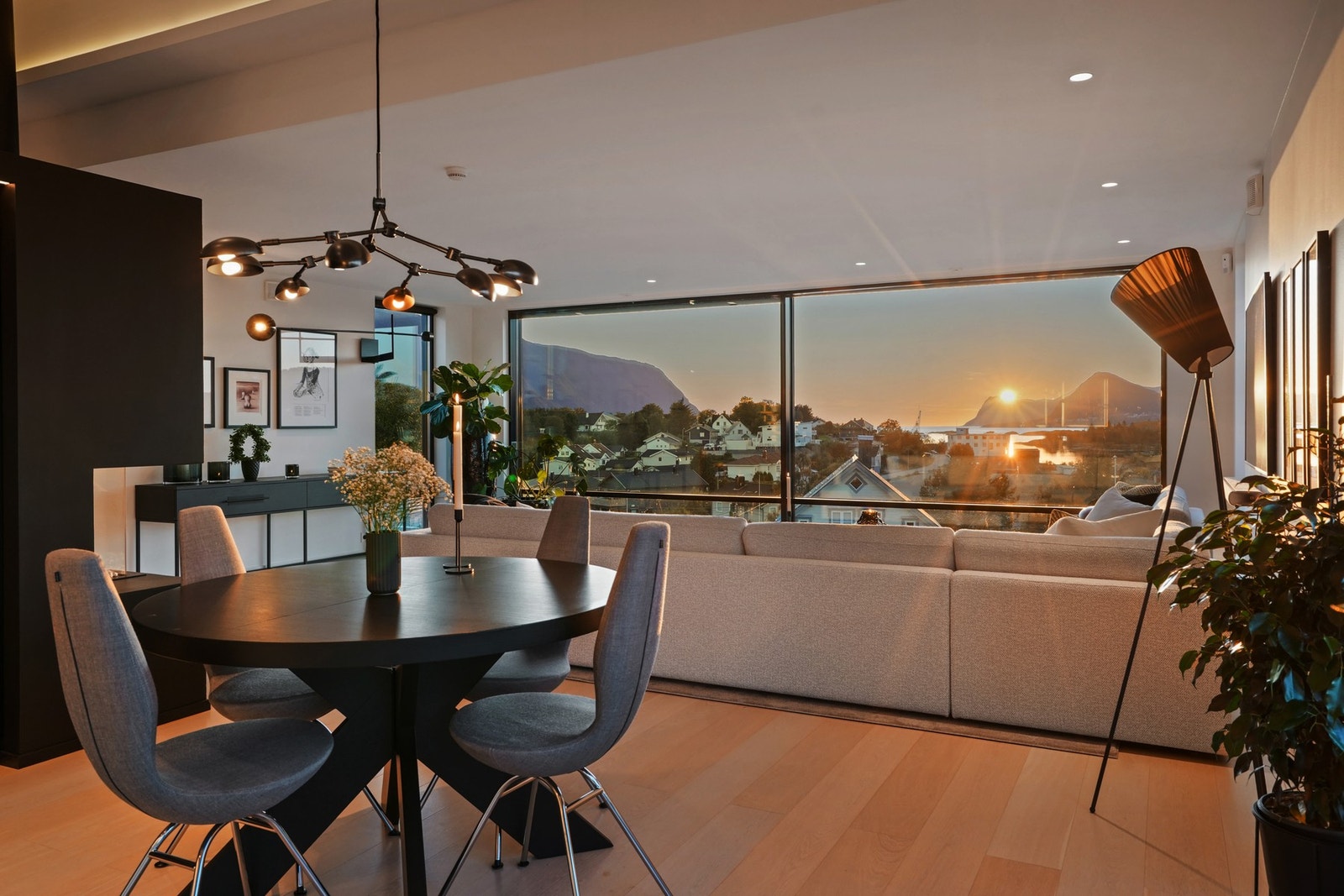 Rålekker og stilren bolig fra 2015. Boligen er bygd med kvalitetsmaterialer med lite vedlikeholdsbehov og lang varighet. Galleribilde