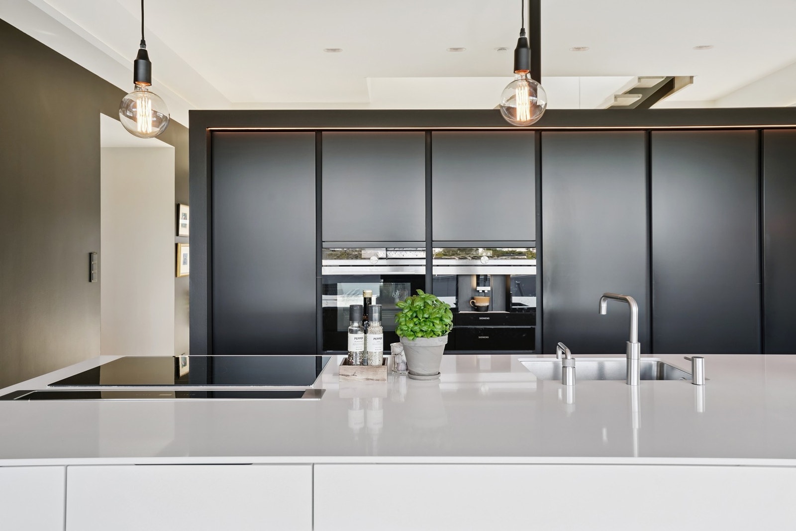 Perfekt kjøkken for deg som er glad i å lage mat - gjerne sammen med flere. Galleribilde