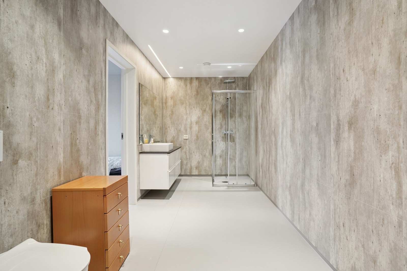 Innredet med vegghengt toalett og dusjnisje. Avtrekk via balansert ventilasjon. Galleribilde