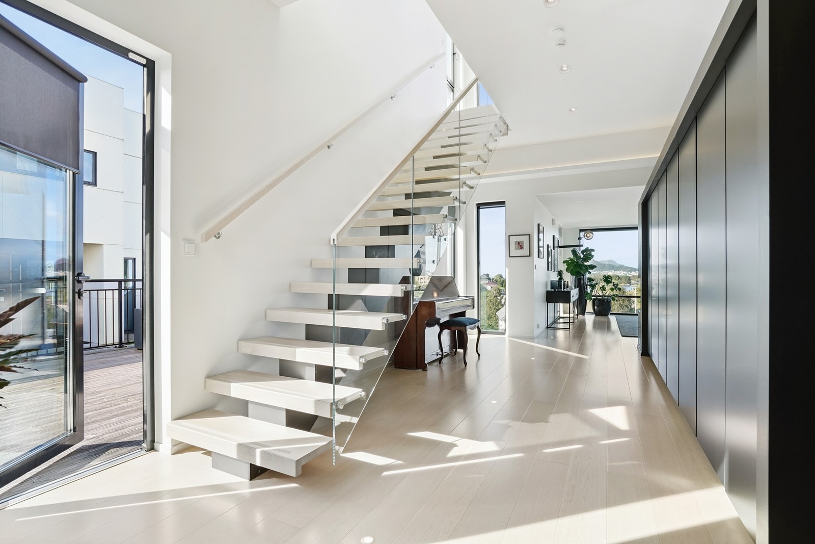 Flott gjennomlys og god romfølelse med åpne overganger mellom sonene. Galleribilde