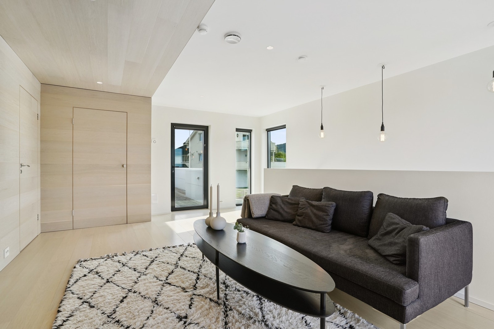 Fra stuen er det utgang til terrasse. Galleribilde