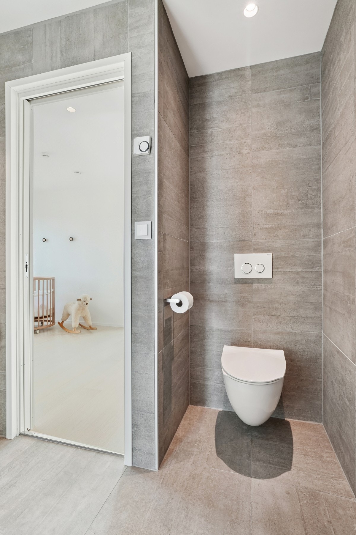 Det er adkomst til badet fra begge soverommene. Galleribilde