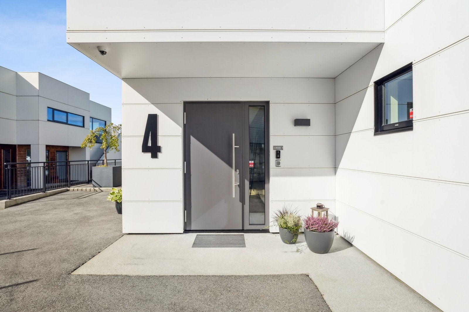 Adkomstpartiet inn til huset, asfaltert og pent opparbeidet med støpt grunn og takoverbygg. Galleribilde