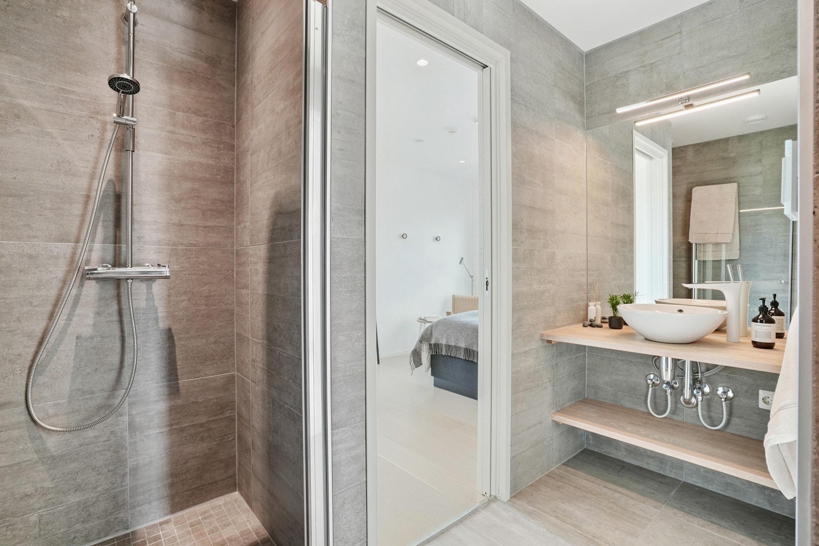 Badet er pent helfliset og det er vannbåren varme i gulvet. Galleribilde