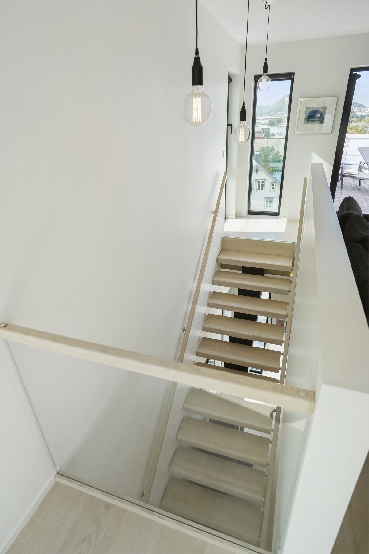 Det er vannbåren gulvvarme i 1.etasje og i 2.etasje. Galleribilde