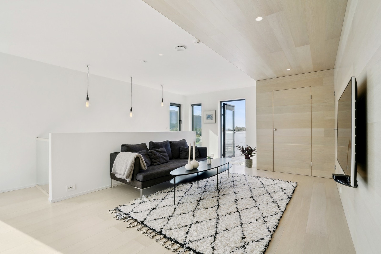 En tilbaketrukket TV-stue med god plass til sittemøbler. Utgang til to terrasser. Galleribilde