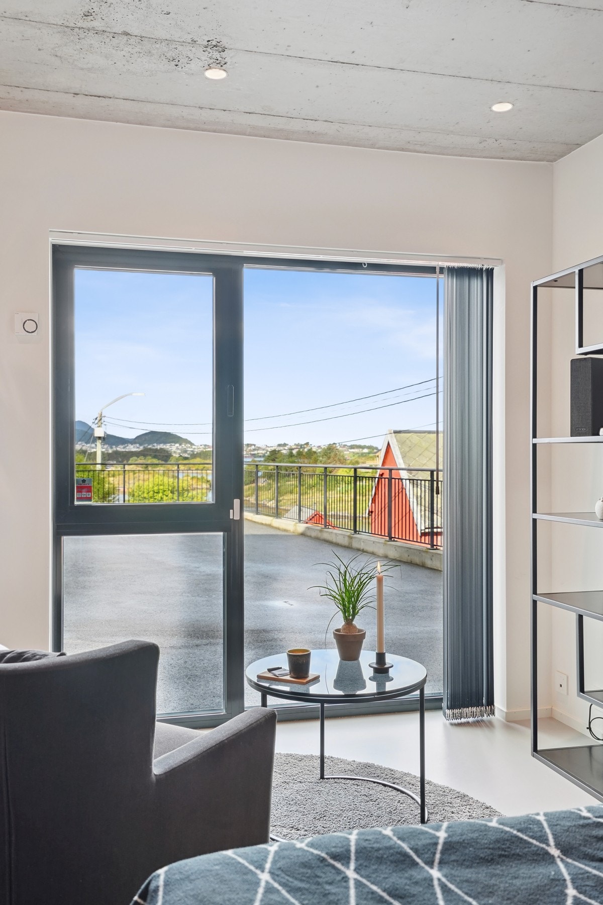 Utsikt mot vest fra hybelen. Spottbelysning i himling. Galleribilde