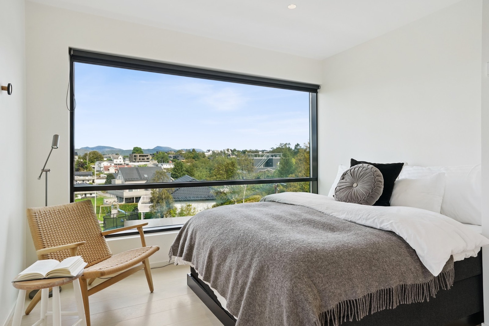 God plass til dobbeltseng og møblering på det ene soverommet i 2.etasje. Galleribilde