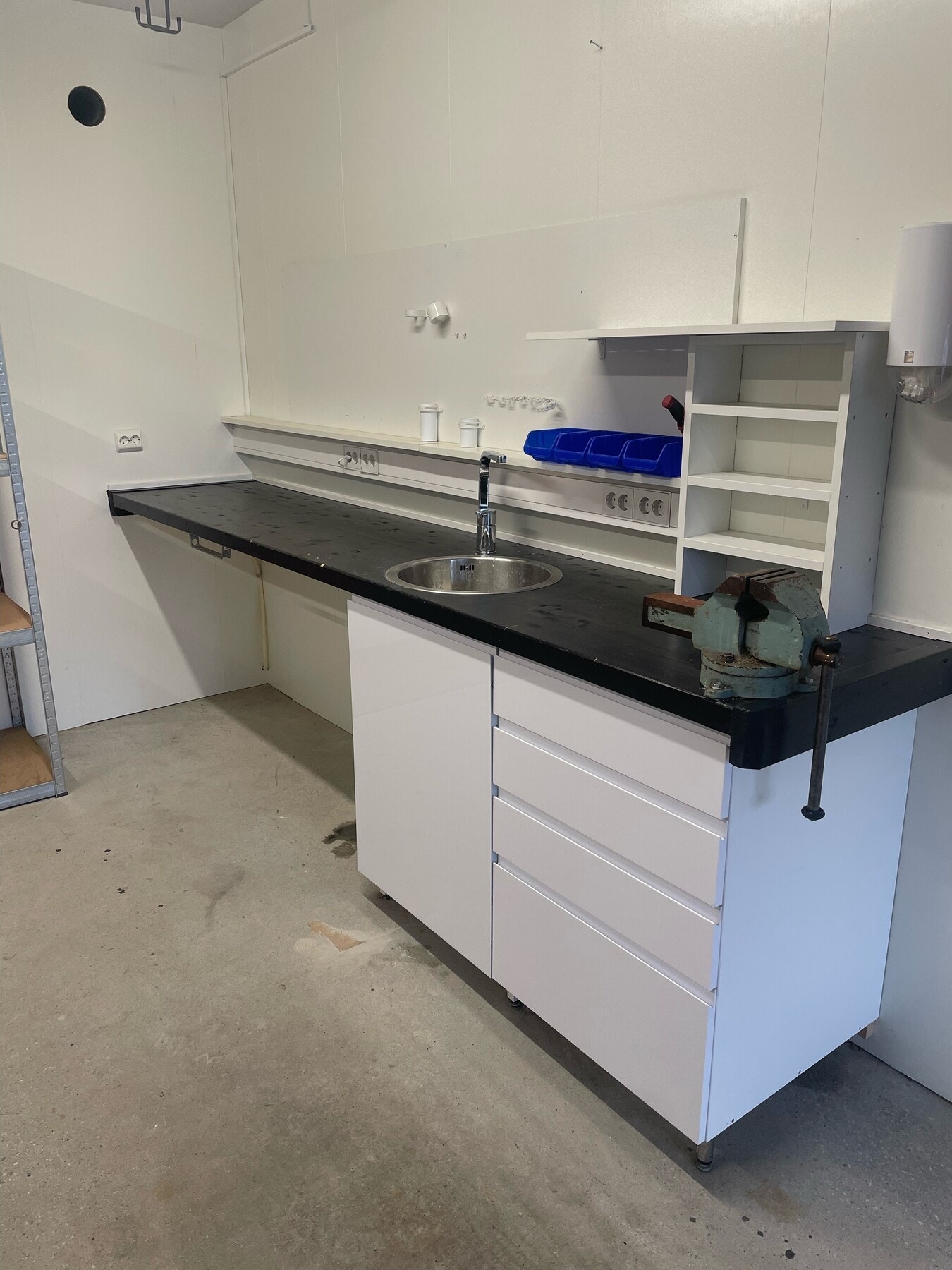 Praktisk innredning med vask, skuffer og benkeplass. Galleribilde