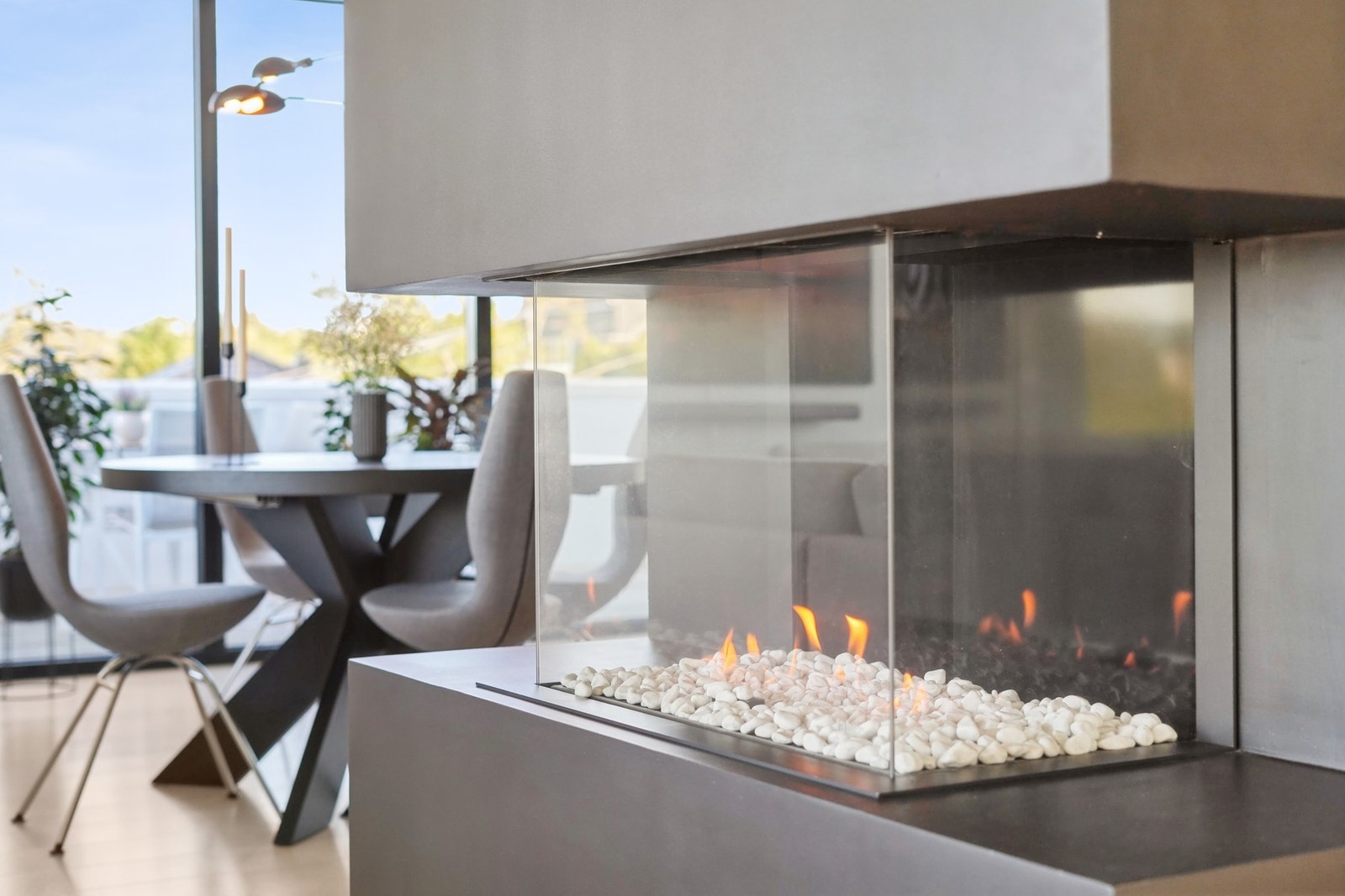 Delikat gasspeis som tilfører stuen et dekorativt og stemningsfullt element, lun varme i tillegg til vannbåren varme i gulvene. Galleribilde