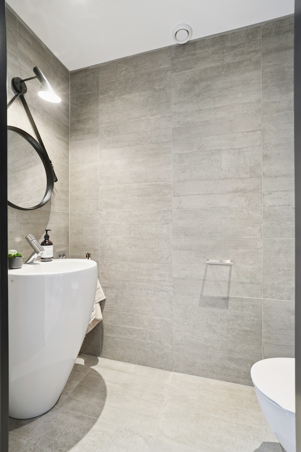 Helfliset toalettrom med gulvvarme. Spotbelysning i himling. Avtrekk via balansert ventilasjon. Galleribilde