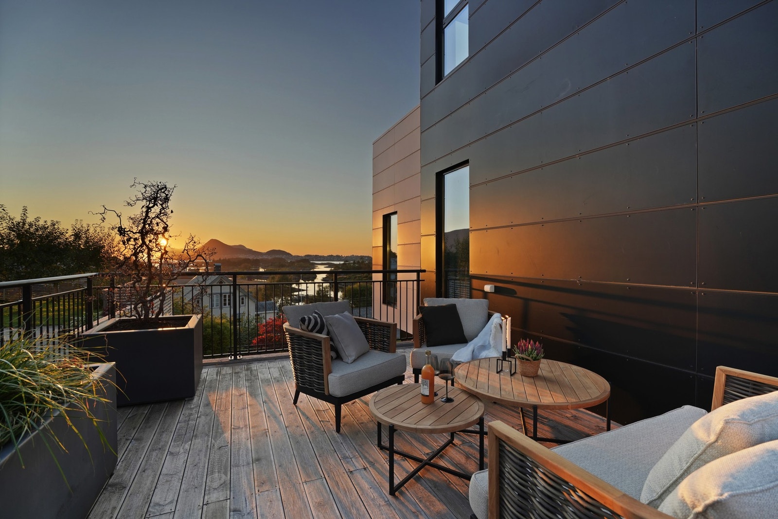 Det er flere terrasser på eiendommen med lett tilgang fra de ulike rom, og hvor solen kan nytes. Galleribilde