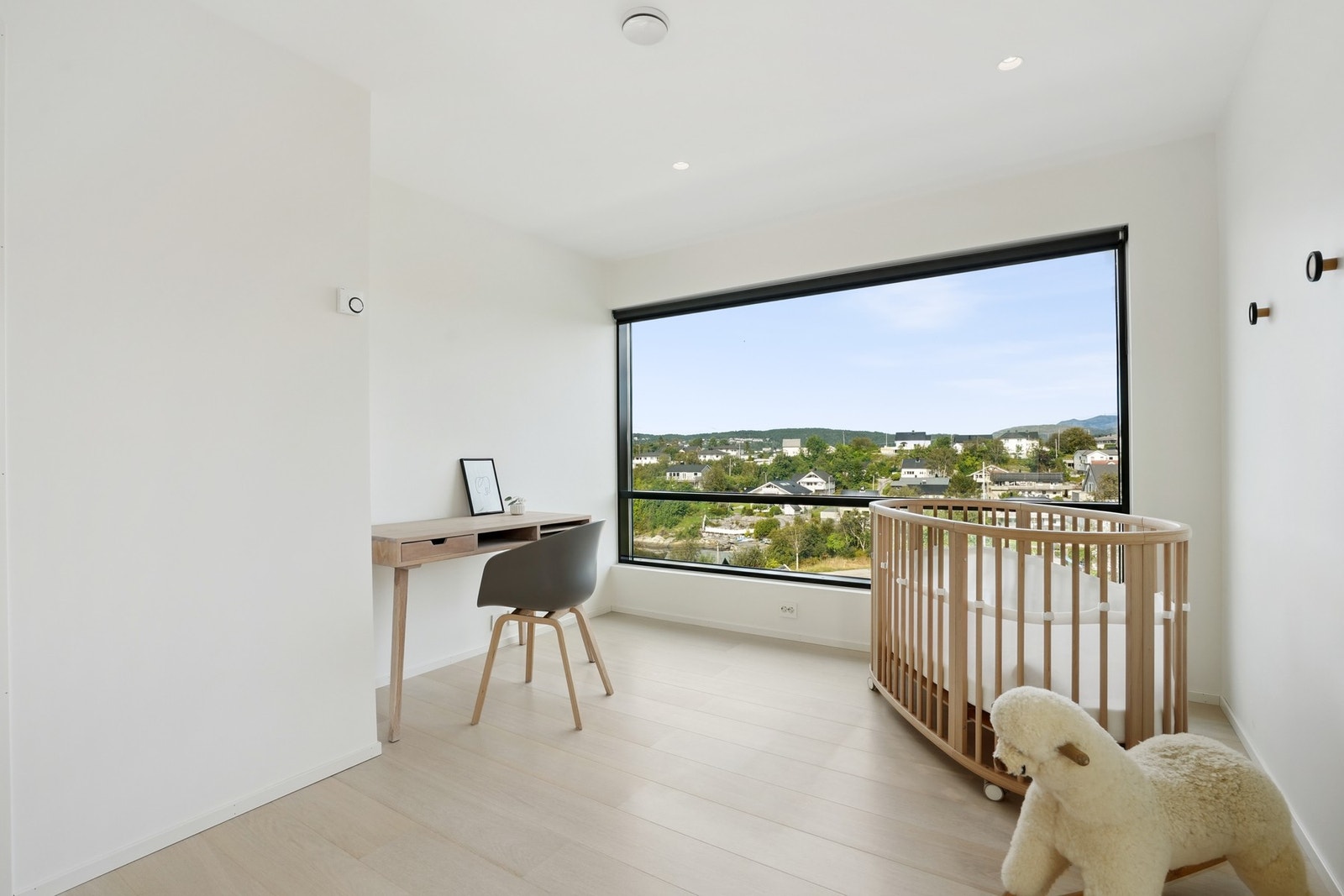 Soverom nr 2 med plass til dobbeltseng og nattbord. Solskjerming medfølger. Galleribilde