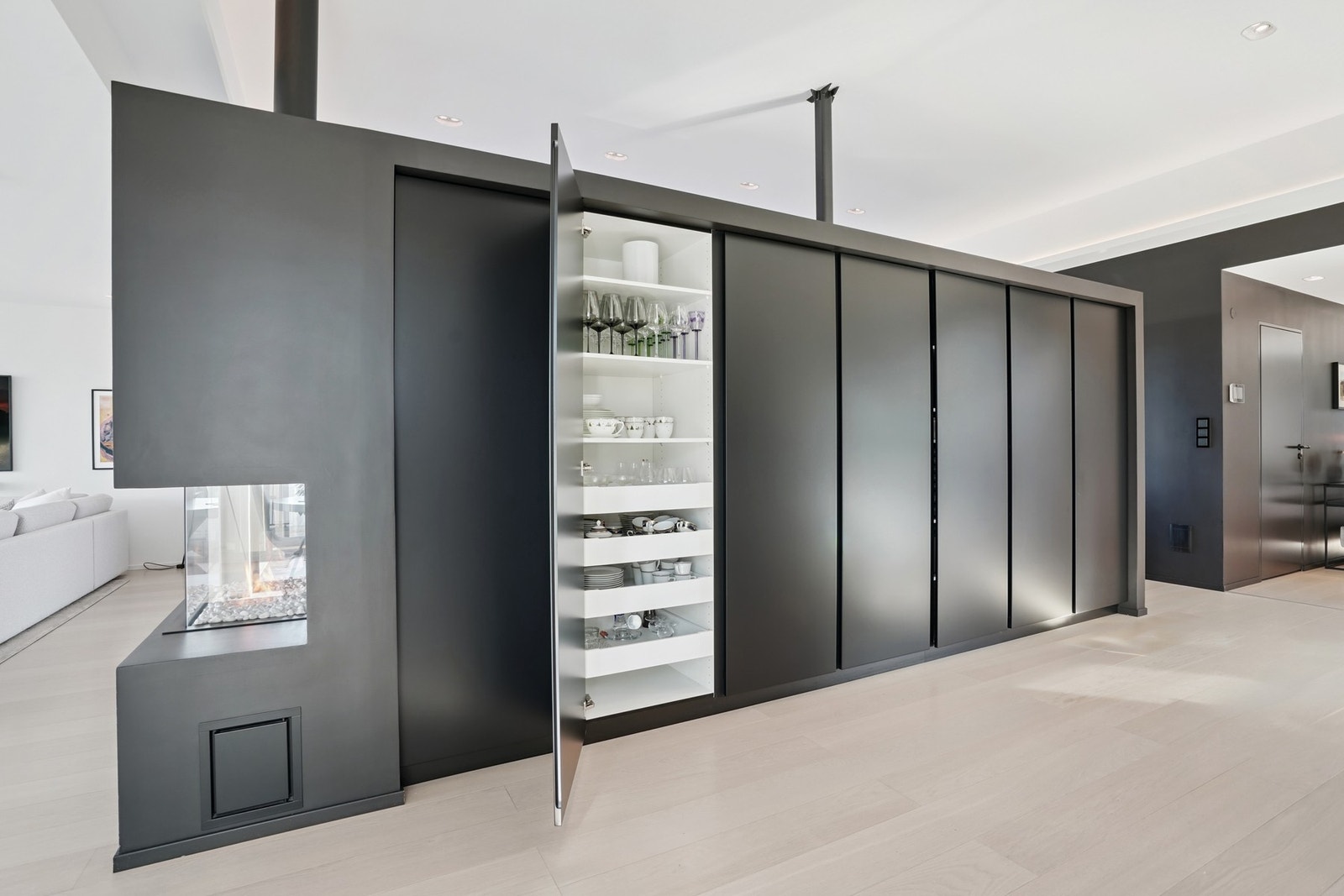 Det er rikelig med god oppbevaring på begge sider av innredningen. Galleribilde