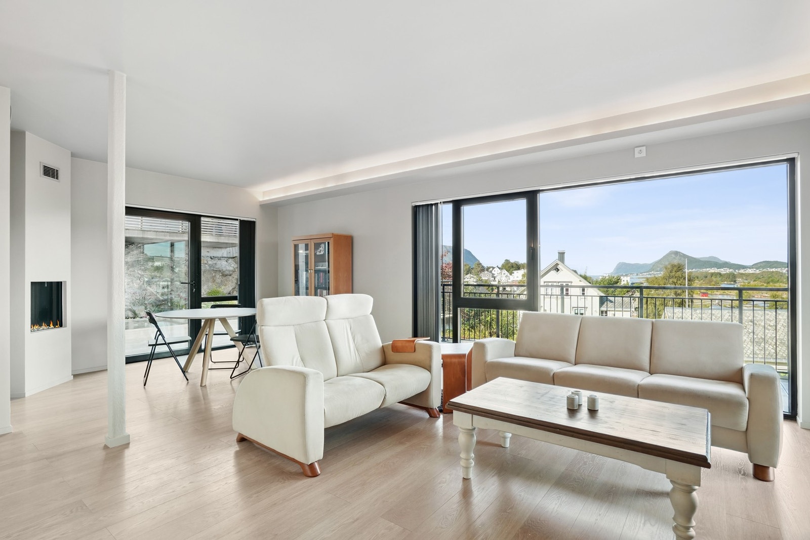 Utleieleiligheten har 1-stavsparkett og malte slette flater på veggene. Gasspeis er montert. Dekorativ belysning i himling. Galleribilde