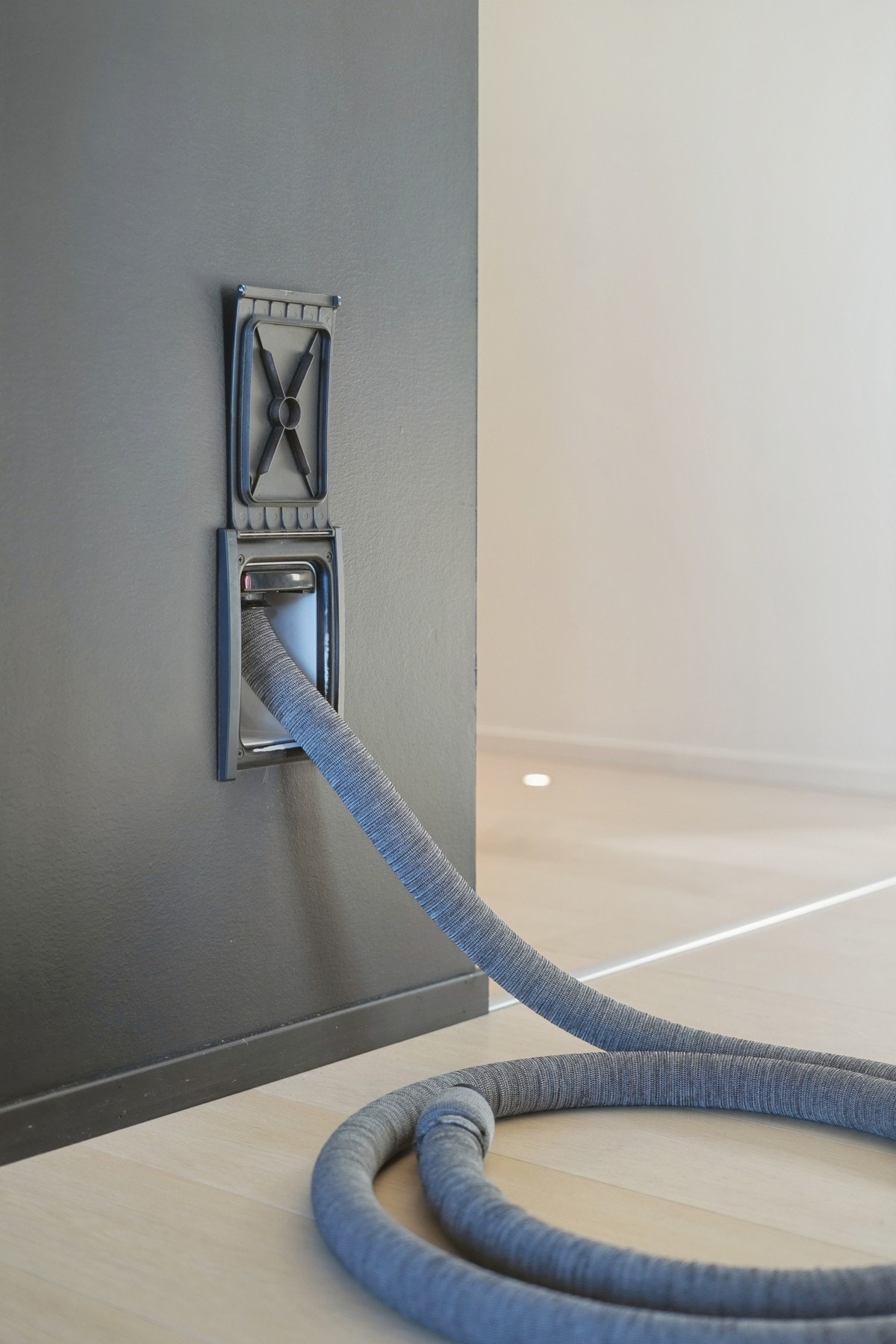 Det er montert sentralstøvsuger der slange går inn i vegg. Galleribilde