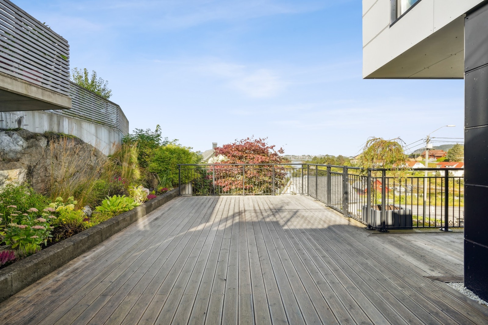 Pent og skjermet uteområdet. Her er det plass til møblering av loungegruppe og grill. Galleribilde