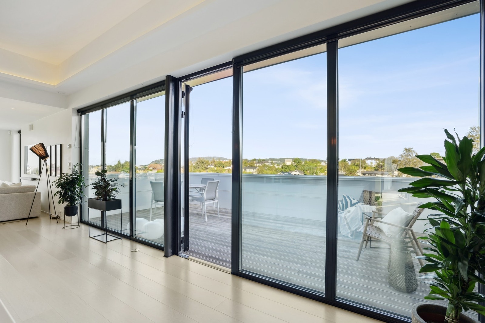 Glassdør gir sømløs forbindelse til terrassen. Store vindusflater gir rikelig med luft og lys. Galleribilde