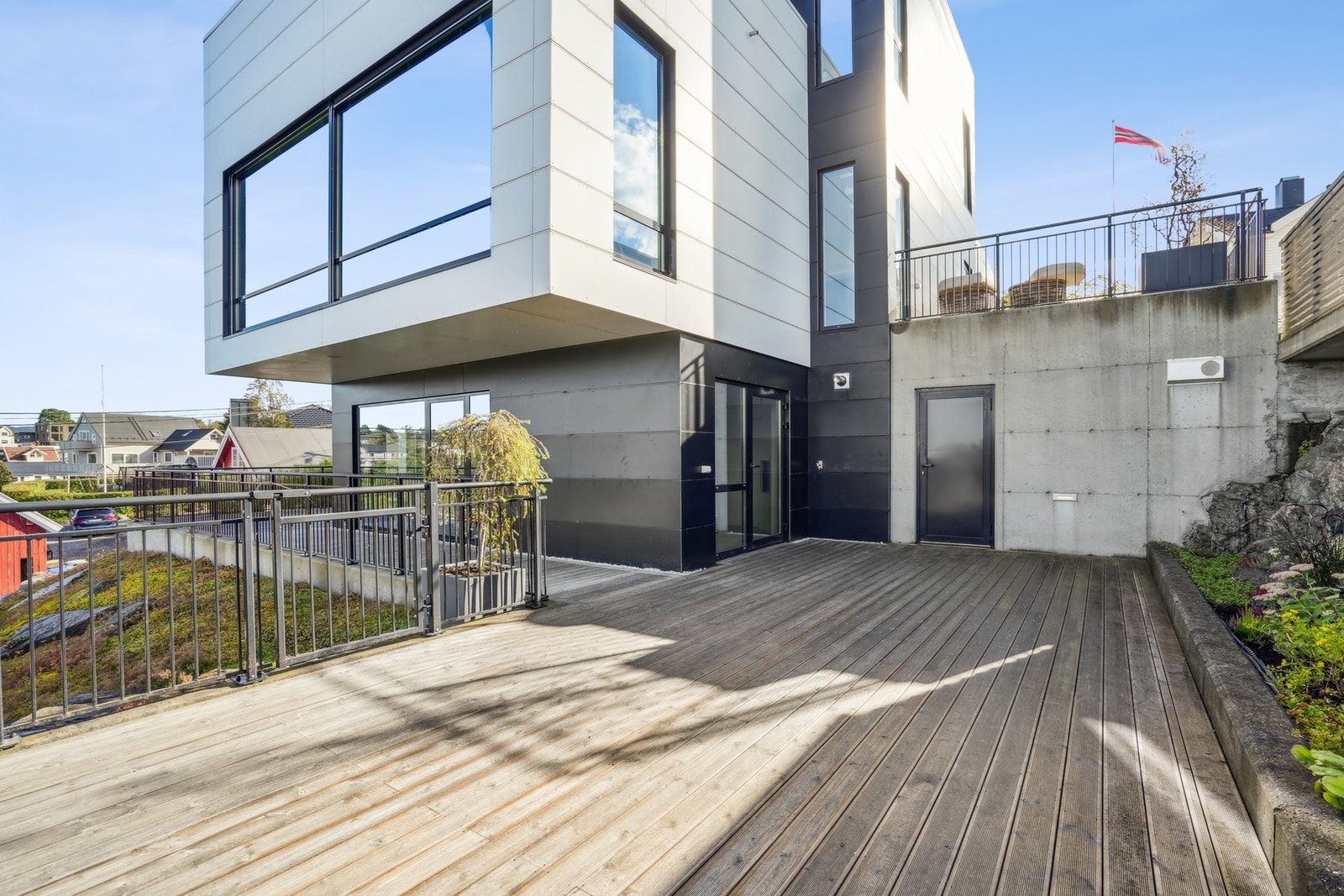 Pene terrasseområder i underetasjen med vestvendt orientering. Galleribilde