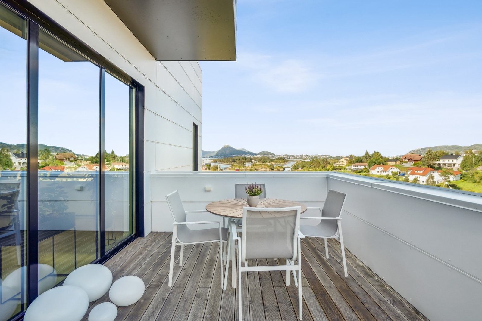 Terrassen er nordvestvendt med flott utsikt. Vinduene i huset har solfilter og er selvrensende. Galleribilde