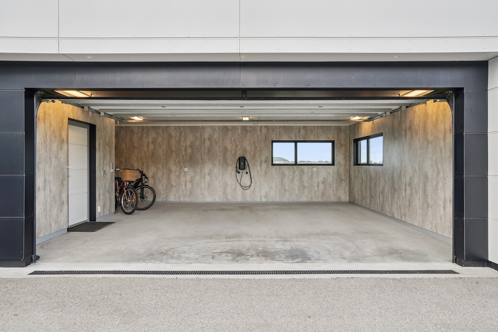 Garasje med god plass til to biler. Det er montert el-bil lader. Galleribilde