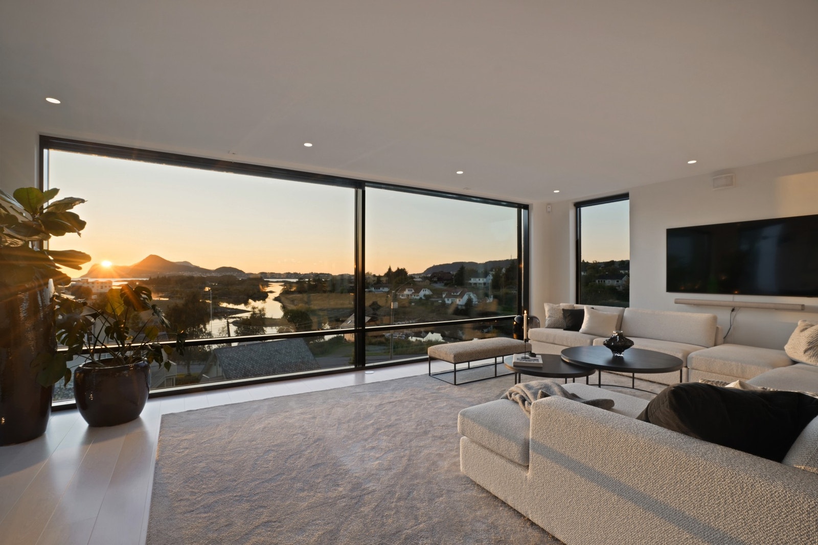 Store vindusflater oversvømmer boligen med naturlig lys, og gjør at den fantastiske utsikten kommer til sin rett. Galleribilde