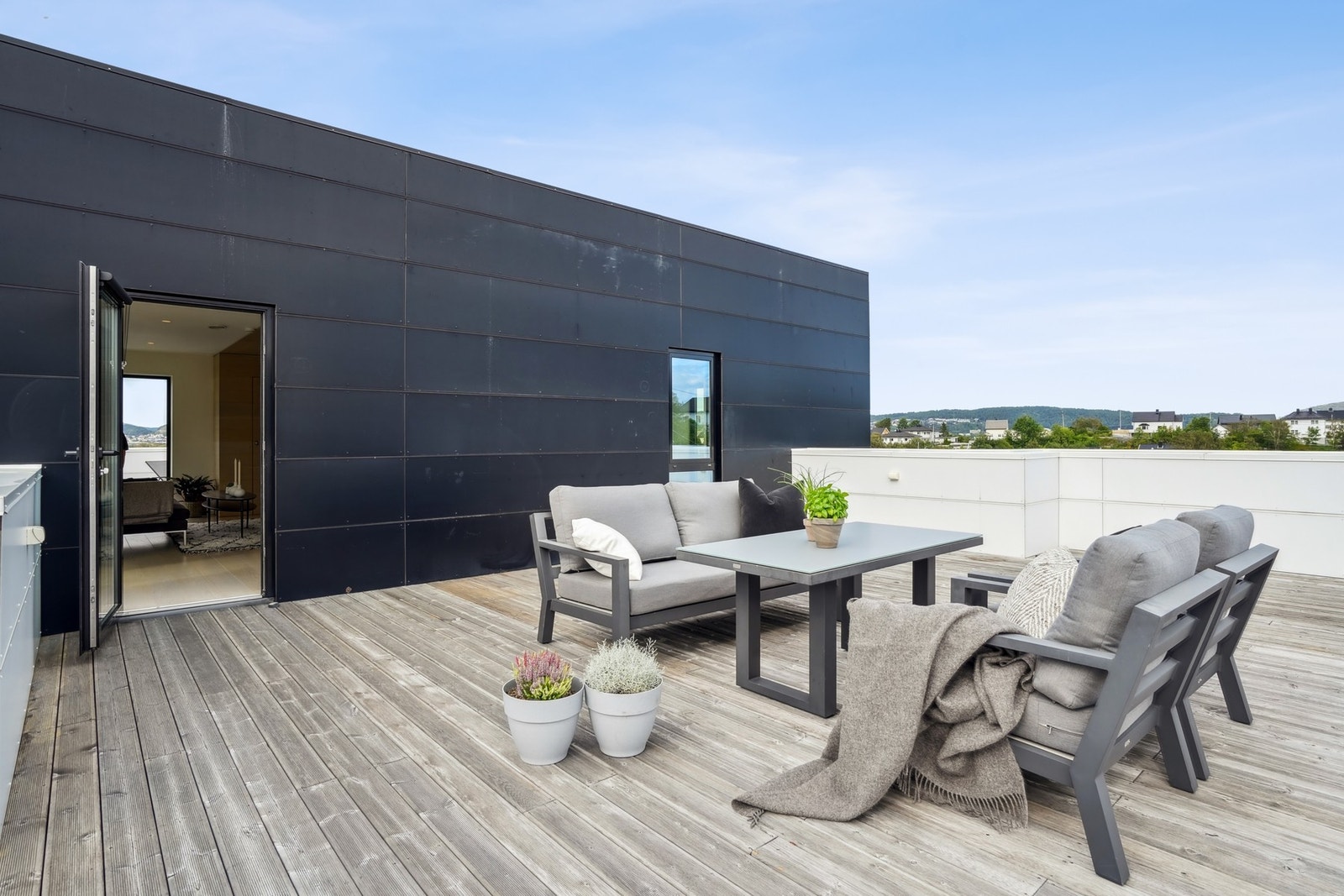 Det er god plass til møblering av loungegruppe og solsenger om ønsket. Galleribilde