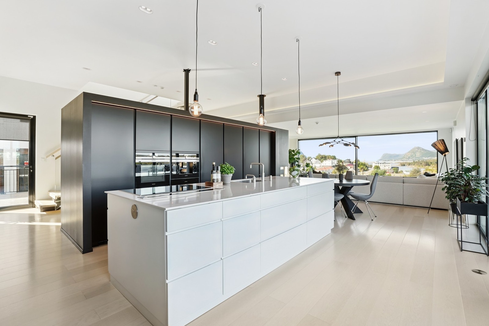 Kjøkkenet ligger tilbaketrukket, men samtidig i en åpen løsning mot stuen for en inviterende atmosfære. Galleribilde