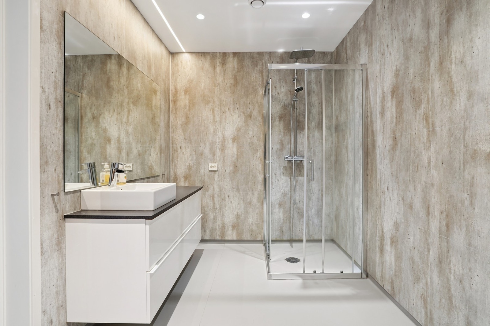 Badet har vinyl på gulv med gulvvarme og baderomsplater på vegger. Innfelt spottbelysning i himling. Galleribilde