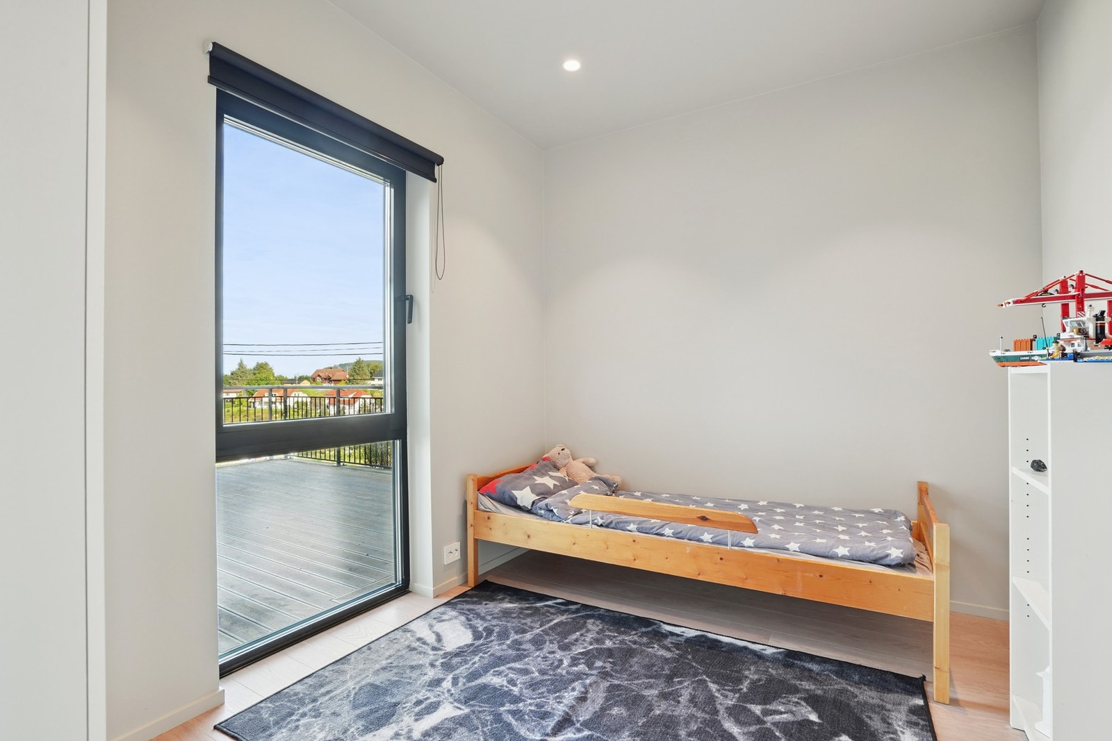 Soverom nr 2 innredet som barnerom. Solskjerming medfølger. Galleribilde